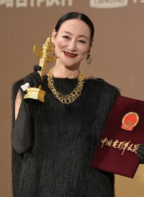 天通盈 华表奖半个娱乐圈都参加，热闹非凡，金像奖却无人问津沦为自嗨奖